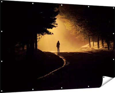 Gards Tuinposter Persoon op een Donkere Weg in het Bos - 180x120 cm - Tuindoek - Tuindecoratie - Wanddecoratie buiten - Tuinschilderij