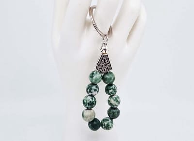Handgemaakte druppel sleutelhanger van natuursteen " Qinghai Hade" en metaal - diameter kralen 10mm - Aantal stenen10- Een mooi cadeau-idee en een bijzonder aandenken