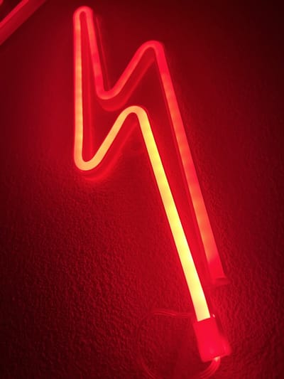 Bliksemschok - Rood- neon led lamp - nachtlamp - wandlamp - sfeerlicht - kinderkamer - Game room - verlichting - kinderfeest