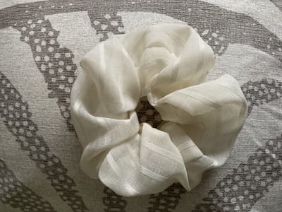Scrunchie haarelastiek XL - gebroken wit gemêleerd - voor bruiloft en 1e communie