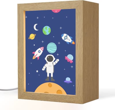 Nachtlampje 15x20 cm - Kinder lampje - Ruimte - Astronaut - Raket - Blauw - Tafellamp kinderkamer - Slaapkamer lamp - Bedlamp kinderen - Kinderlampje stopcontact - Wandlamp babykamer - Nachtlampjes