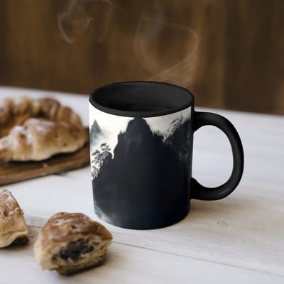Magische Mok - Foto op Warmte Mokken - Koffiemok - Roeiboot - Mistig - Bergen - Vogels - Magic Mok - Beker - 350 ML - Theemok