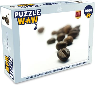Puzzel Diepte foto van rijtje koffiebonen op witte achtergrond - Legpuzzel - Puzzel 1000 stukjes volwassenen