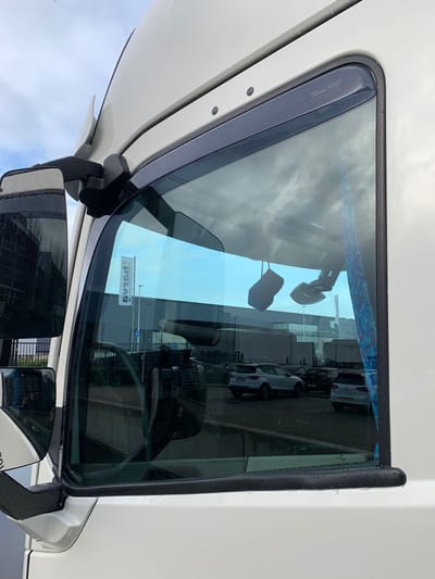 Zijwindschermen tbv Volvo model FH4 FH5 FH12 FH13 FH16 Aero vanaf 2012 (met spiegels of camera systeem incl aparte TROTTOIRSPIEGEL bijrijderskant) raamspoilers windgeleiders raamgeleiders regenkappen set a 2 stuks pasvorm Team Heko