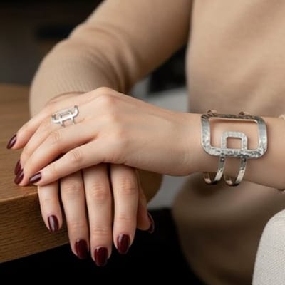 Zilverkleurige opengewerkte bangle armband voor dames – moderne armband met bijpassende ring
