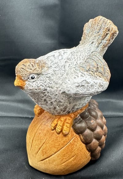 Kerstbeeld vogel met glitters op eikel - keramiek - meerkleurig + glitters - hoogte 15 x 9 x 8 cm - Kerstdecoratie - Woonaccessoires - Woondecoratie