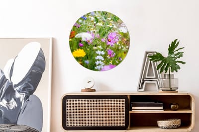 WallCircle - Wandcirkel 60x60 - Bloemen - Natuur - Groen - Gras - Paars - Wit - Ronde schilderijen woonkamer - Wandbord rond - Muurdecoratie cirkel - Kamer decoratie binnen - Wanddecoratie muurcirkel - Woonaccessoires