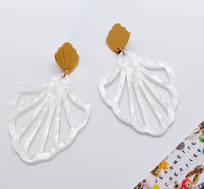 Jeannette-Creatief® - Resin - Resin Oorbellen Schelp Waaier Wit Pearlshine Large RVS Schelp Oorstekers Goud - Witte Oorbellen - Dames Oorbellen - Oorbellen goud - Resin Oorbellen – Oorbellen - Beach