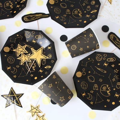 Papieren bordjes "Space" (8st) - ster - maan - ruimte - ruimtevaart - themafeest - goud - zwart