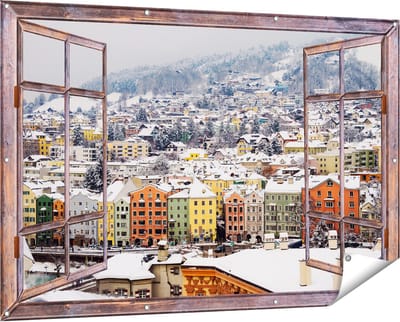 Gards Tuinposter Doorkijk Gekleurde Huisjes met Sneeuw in Oostenrijk - 150x100 cm - Tuindoek - Tuindecoratie - Wanddecoratie buiten - Tuinschilderij
