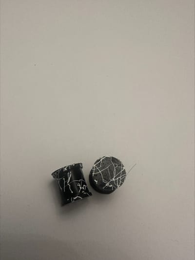Earplug zwart met witte lijnen. Silliconen flare 10 mm | Make up | Parfum | Moederdag | Verjaardagscadeau| Cadeautje| Valentijnsdag| Kado | sieraden | vaderdag | oorbellen | oorsieraden