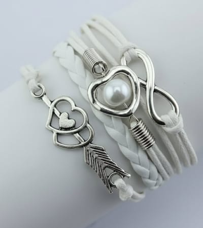 Witte wikkel armband voor dames – imitatieleer armband met infinity teken, hartjes en pijl bedel