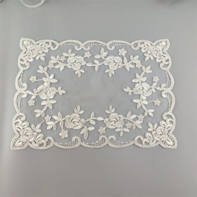 Tapis de Table Rectangulaire Européen Brodé de Dentelle Sous-verre Housse pour Ordinateur Portable Four Micro-ondes Ensemble à Vin Décoration de Fête Noël Mariage pour la Maison 30x42cm