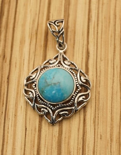 Sterling zilveren opengewerkte hanger met turquoise steen - 925 zilver hanger turkoois steen - sierlijke zilveren hanger - sterling zilveren hanger met blauw steen - bedel met licht blauw steen voor ketting - cadeau tip vrouwen cadeau