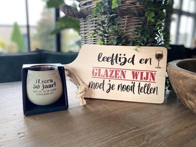 Creaties van Hier - theelichthouder - serveerplank - 50 jaar - leeftijd en glazen wijn - 35 cm - hout - glas