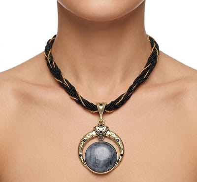 Zwart-goudkleurige ketting voor dames met ronde hanger en gevlochten koord – fantasiehanger