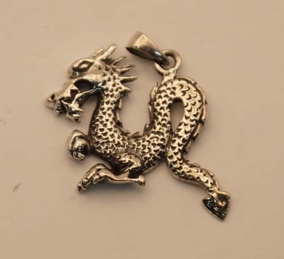 Sterling zilveren hanger van een Wales draak - draken hangers van 925 zilver - dragon pendant silver - bedel voor aan ketting draakje - mooie draken hanger van sterling zilver - dieren hangers zilver