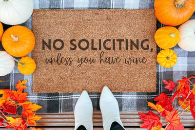 No Soliciting Unless You Have Wine | 90x60 cm | Nieuwe huis cadeau | Ingangsmat | Deurmat met stijl | Verhuizing cadeau | Praktisch & trendy | Perfect voor binnenkomst | Cadeau voor nieuwe woning