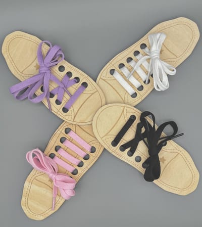 Veters leren strikken - ik leer veters strikken - houten schoen om in te kleuren - veter kleur wit en paars