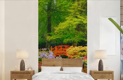 Behang - Fotobehang Brug - Japans - Botanisch - Bomen - Bloemen - Breedte 120 cm x hoogte 240 cm