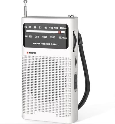 KZQ Witte transistorradio op batterijen – Draagbare AM/FM-zakradio met uitstekende ontvangst – Klassieke stijl voor thuis, keuken of woonkamer – Stabiele geluidskwaliteit zonder storing – Noodradio voor stroomuitval – Werkt op 2 AA-batterijen – Wit