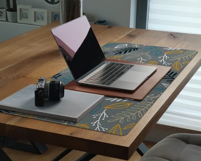 Coloray Bureau Onderlegger - Bladeren en twijgen Bureau Mat - 100 cm x 50 cm - Veelkleurig Bureau Onderlegger - Bureaumat - Onderlegger Bureau - Bureau Onderlegger Groot - Bureau Onderlegger XXL