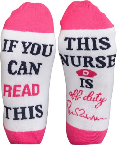 Verpleegkundige Sokken met grappige tekst "If you can read this This nurse if off duty" - Dames sokken maat 37-42 - Cadeau verpleegster/zuster Roze