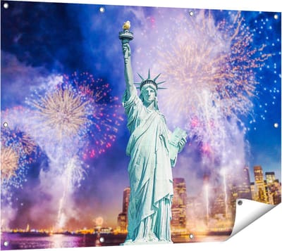 Gards Tuinposter Vrijheidsbeeld in New York met Vuurwerk - 120x90 cm - Tuindoek - Tuindecoratie - Wanddecoratie buiten - Tuinschilderij