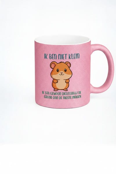 Grappige Mok met Tekst 'Ik Ben Niet Klein, Ik Sta Gewoon Dichterbij De Grond' – Hamster – Glitter Mok Roze – Cadeau Vriendin – Keramiek 330 ml