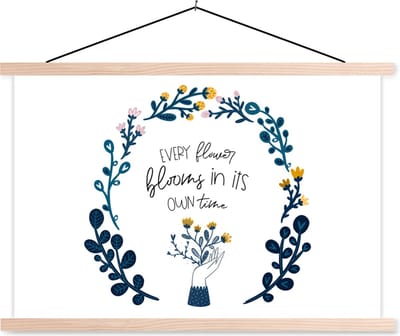 Posterhanger incl. Poster 90x60 cm - Schoolplaat - Every flower blooms in its own time - Spreuken - Quotes - Textielposter - Blanke latten