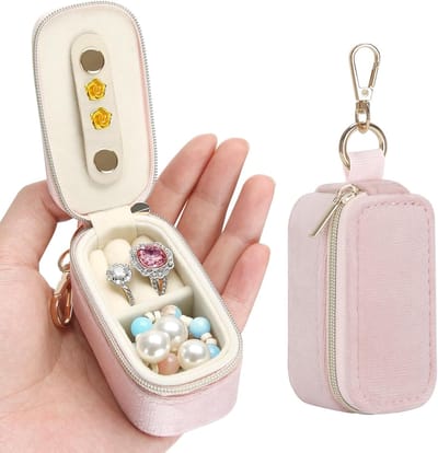 KZQ Fluwelen Mini Sieradenbox Roze met Sleutelhanger Compacte Reis Sieradenhouder voor Ring Oorbellen Ketting Organizer Case voor Dagelijks Gebruik Cadeau voor Haar