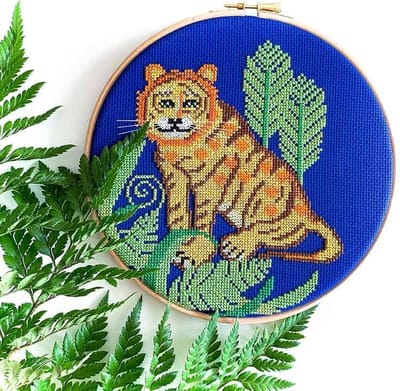 Tijger Borduurpakket Urban Jungle thema borduurpakketten | Dieren borduren voor volwassenen | Borduurpakket inclusief telpatroon + DMC garen + Donkerblauwe Aida Borduurstof + Borduurnaald + Borduurring | Tijger kinderkamer decoratie maken