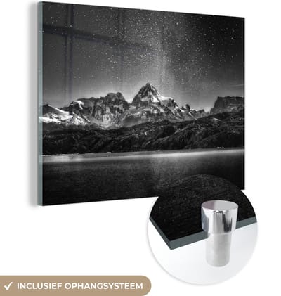 MuchoWow® Glasschilderij 120x90 cm - Schilderij acrylglas - Sterrenhemel - Berg - Nacht - Foto op glas - Schilderijen