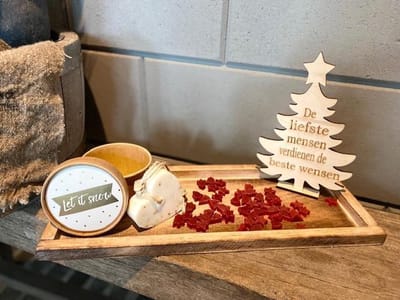 Kerstpakket dienblad Natural / assortiment rode kerstzeepjes (geur) / houten kerstboompje met tekst sierlijk-ster (de liefste mensen verdienen de beste wensen)/ Zeepje in doosje met opdruk LET IT SNOW