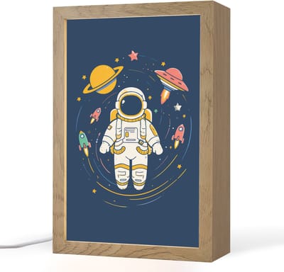 Nachtlampje 20x30 cm - Kinder lampje - Astronaut - Planeten - Raket - Tafellamp kinderkamer - Slaapkamer lamp - Bedlamp kinderen - Kinderlampje stopcontact - Wandlamp babykamer - Nachtlampjes