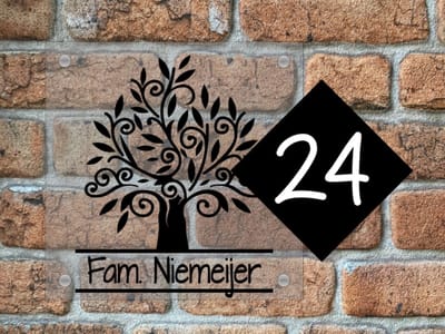 Naambordje voordeur boom 2 met huisnummer helder