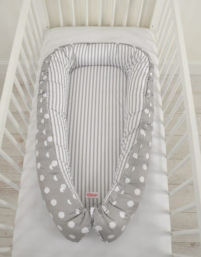 Babynest dubbelzijdig Premium Cocoon voor baby's BOBONO- stippen op grijs/grijze stroken