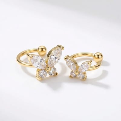 Goudkleurige ear cuff oorbellen met vlinder hanger en steentjes voor dames – set zonder gaatjes