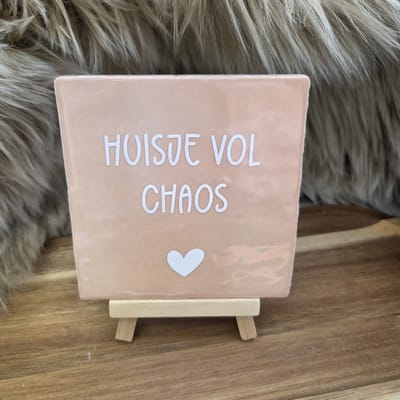 Robuust Wenstegeltje – Huisje vol Chaos – Hip trendy tegeltje – Wanddecoratie – Cadeau voor Nieuwe Woning, Housewarming of Gezinscadeau – Sfeervol en Persoonlijk - Vriend(in) – Trendy nu – Decoratief Tegeltje met Standaard – Cadeau Idee