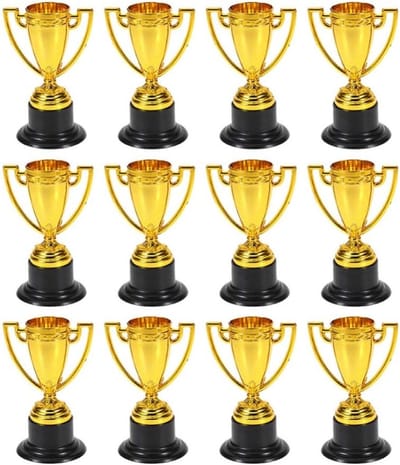 24 Mini Plastic Trophies voor Kinderen - 24 Stuks Gouden Award Bekers voor Feestjes, Wedstrijden en Prijzen