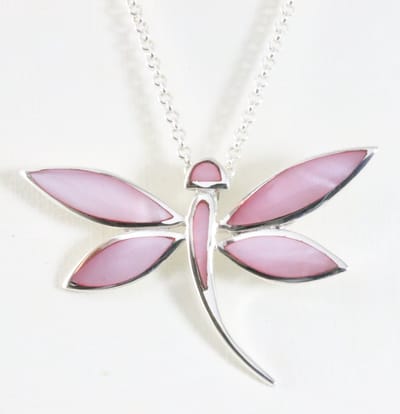 Grote zilveren libelle hanger met roze parelmoer aan ketting