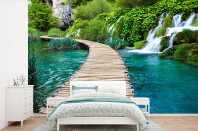 Behang - Fotobehang Brug - Water - Planten - Waterval - Groen - Breedte 330 cm x hoogte 220 cm