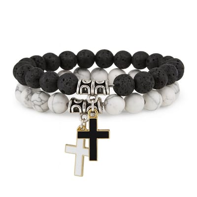 Set van 2 elastische kralen armbanden met kruisbedels voor heren en dames – zwart en wit gemarmerd ontwerp met ronde kralen