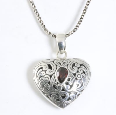 Traditionele hartvormige zilveren hanger met granaat aan ketting