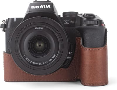 Premium echt lederen halve shell beschermhoes voor Nikon Z50 II digitale camera in retrostijl - bruin, met opening onderaan en handgreep, ideaal voor fotografie en bescherming
