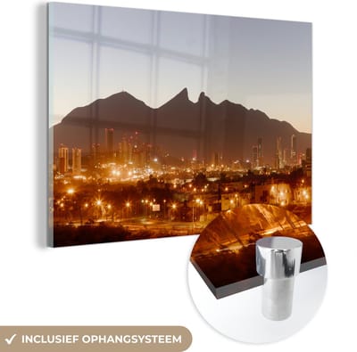 ® Glasschilderij 180x120 cm - Schilderij acrylglas - Een verlicht Monterrey in de avond van de deelstaat Nuevo León - Foto op glas - Muurdecoratie woonkamer - Wanddecoratie slaapkamer - Schilderijen