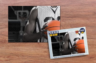 Puzzel Zwart wit basketbalspeler met een oranje basketbal - Legpuzzel - Puzzel 500 stukjes