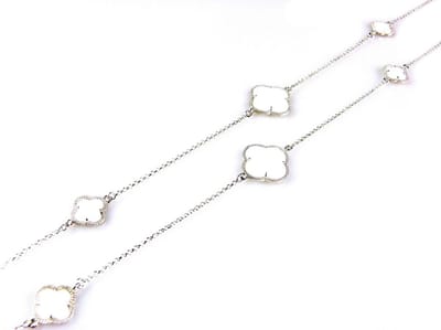 model Fiori gesloten klavers collier in zilver witte klavers