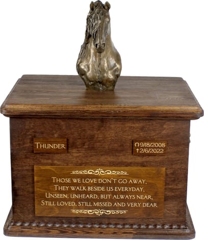 Urn voor paardenas met Friesian paard statuette en persoonlijke gravure