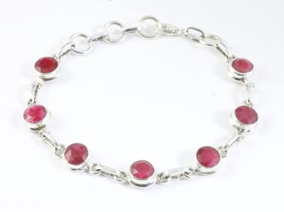 Zilveren armband met robijn